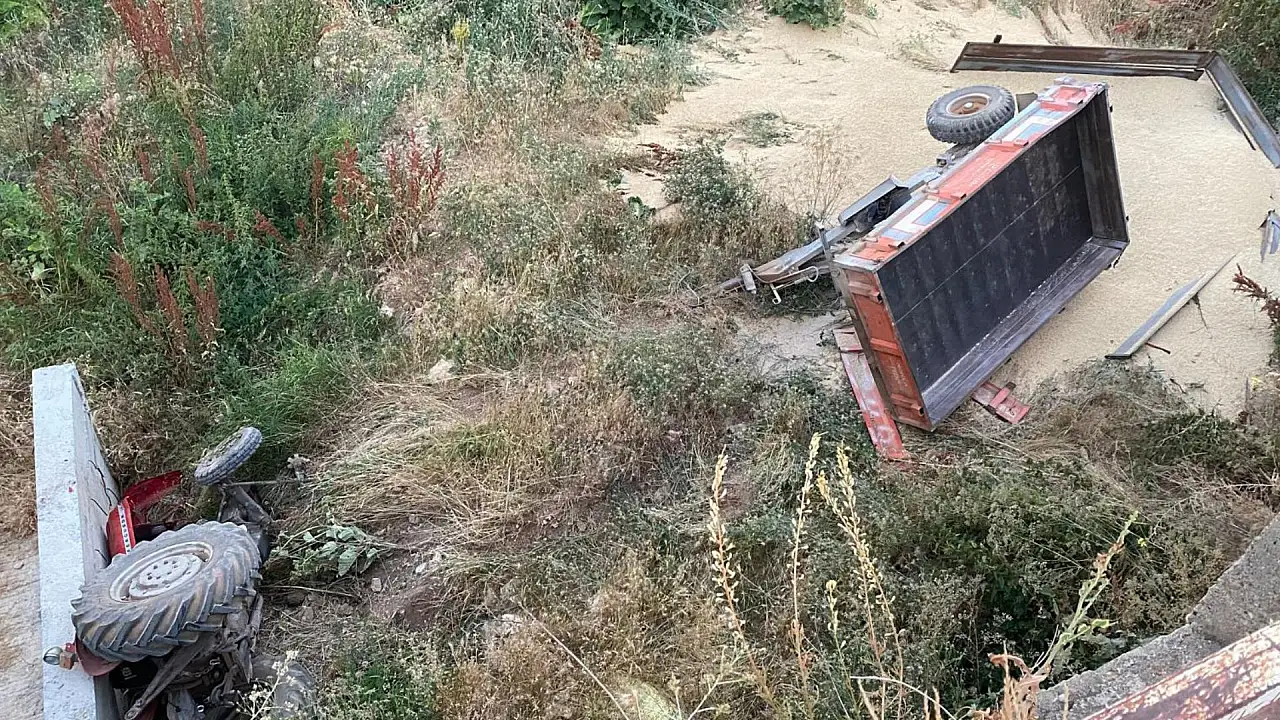 Sarıoğlan'da kaza: Arpa yüklü traktör köprüden düştü!