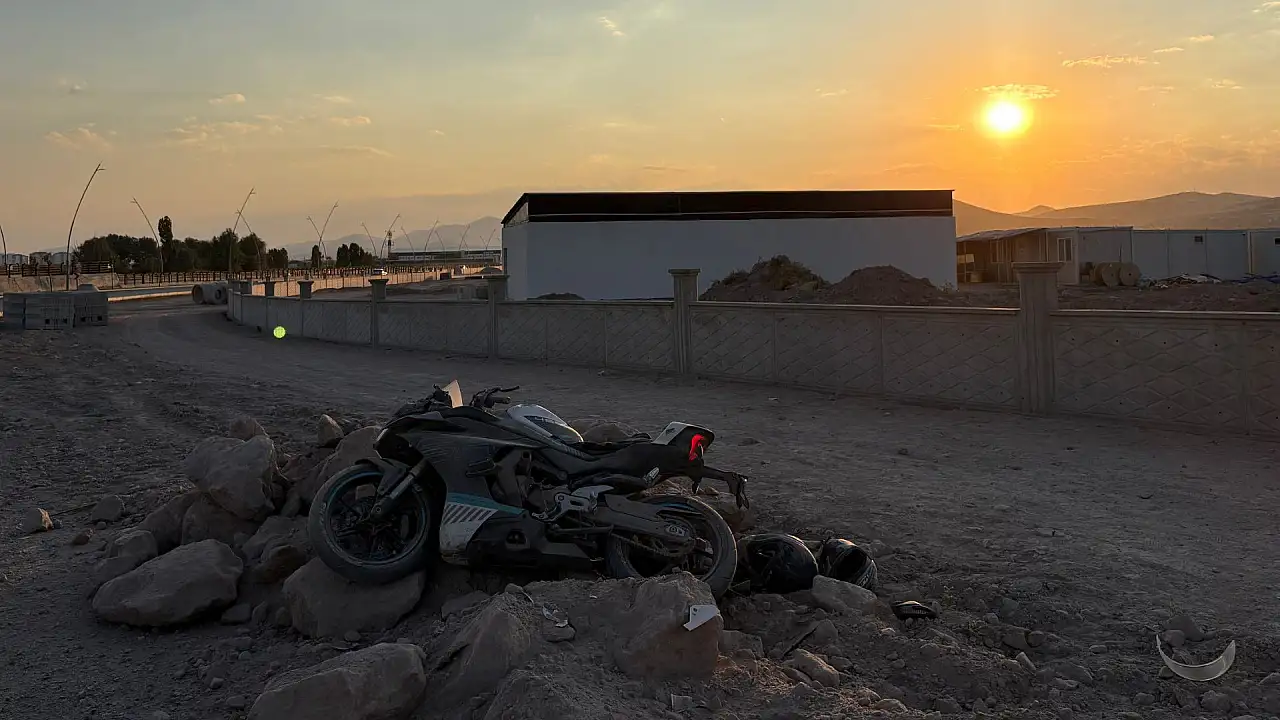 Kayseri'de virajı alamayan motosiklet yoldan çıktı: 2 yaralı