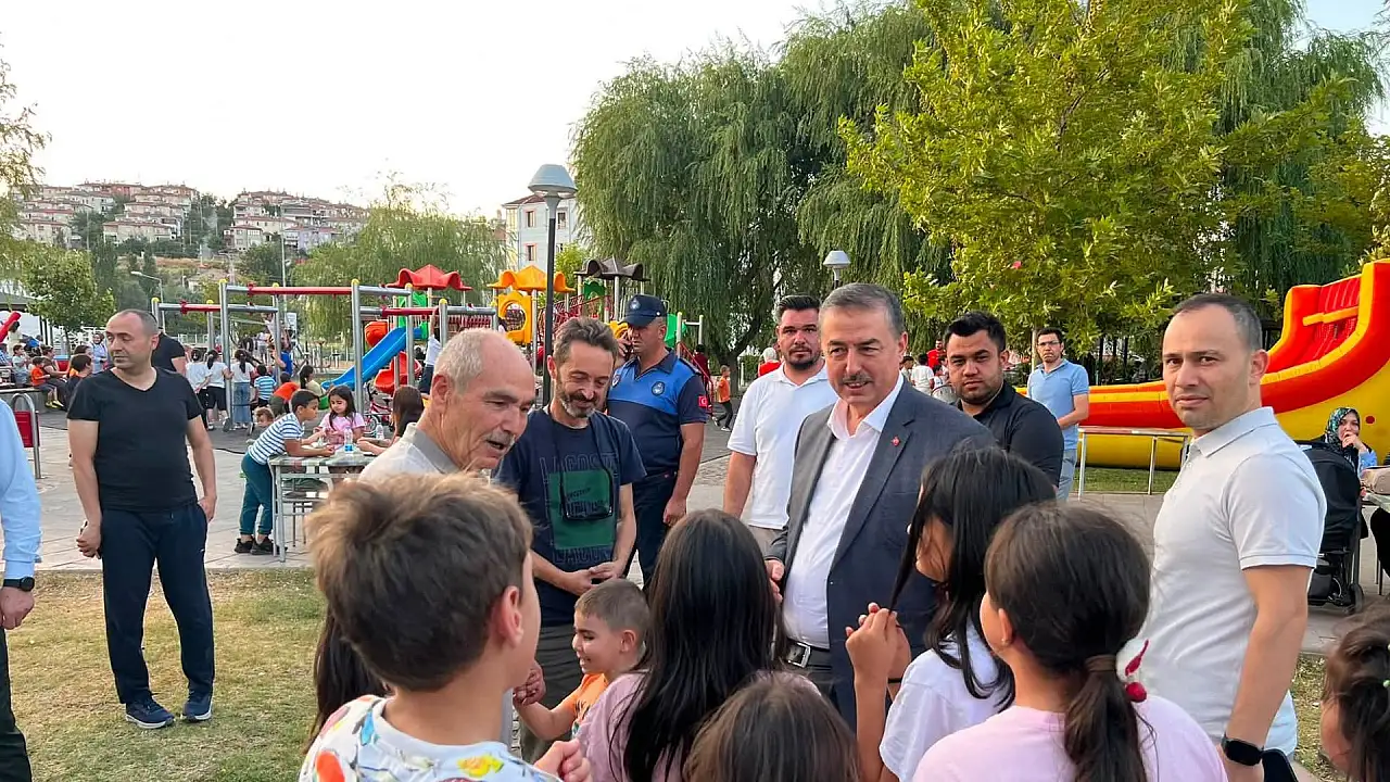 Kayseri'de türkü gecesine yoğun katılım: Yüzlerce kişi köşk parkta buluştu!