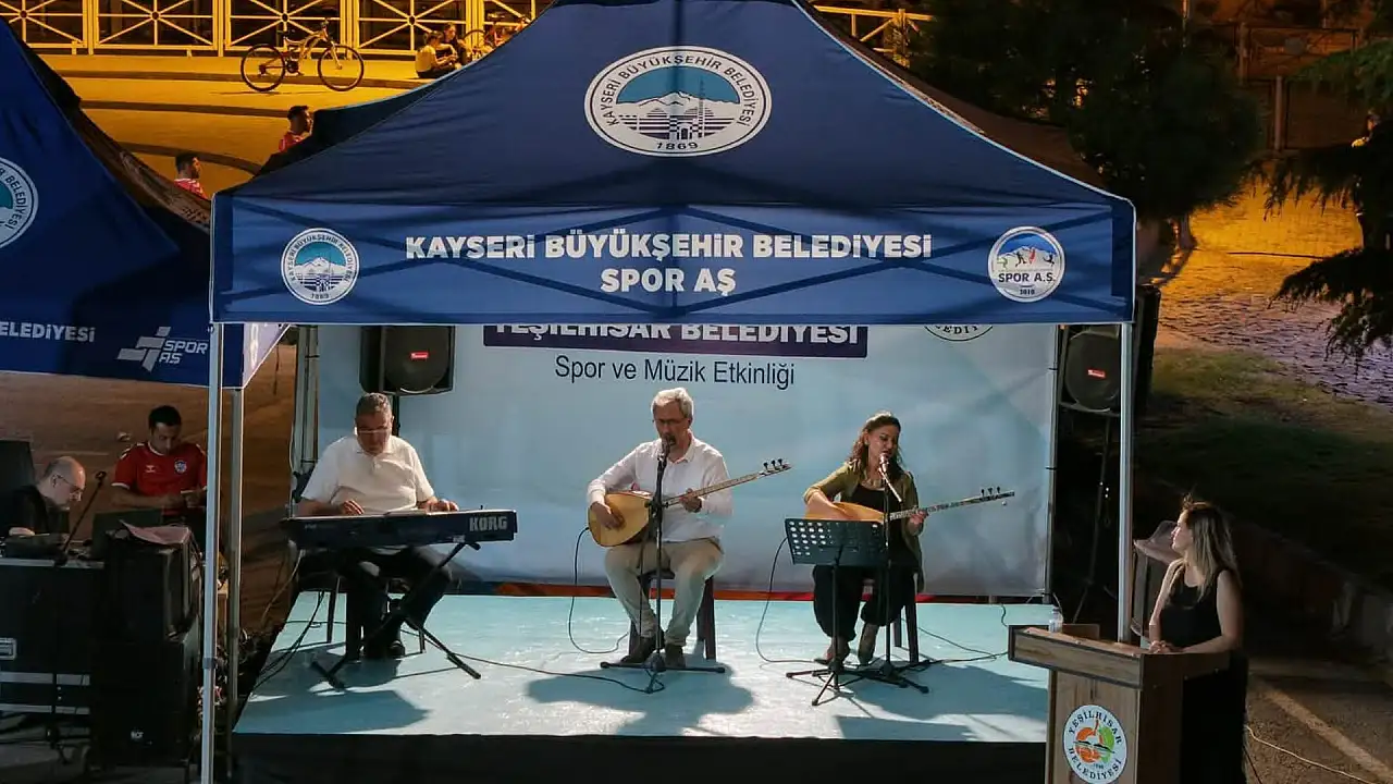 Kayseri'de türkü gecesine yoğun katılım: Yüzlerce kişi köşk parkta buluştu!