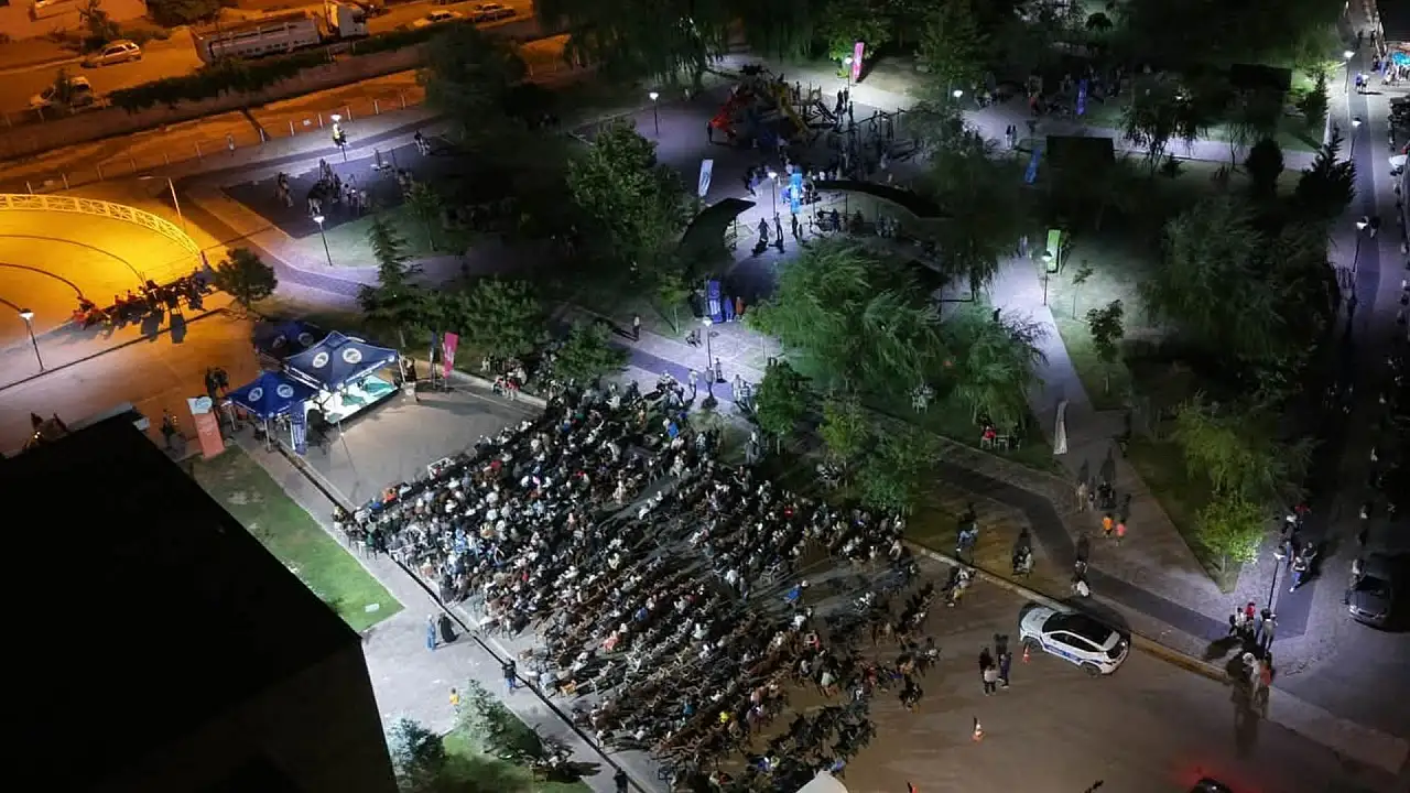 Kayseri'de türkü gecesine yoğun katılım: Yüzlerce kişi köşk parkta buluştu!
