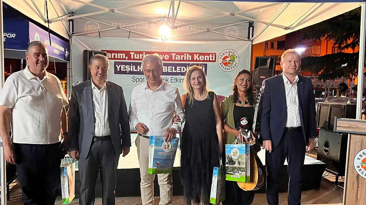 Kayseri'de türkü gecesine yoğun katılım: Yüzlerce kişi köşk parkta buluştu!