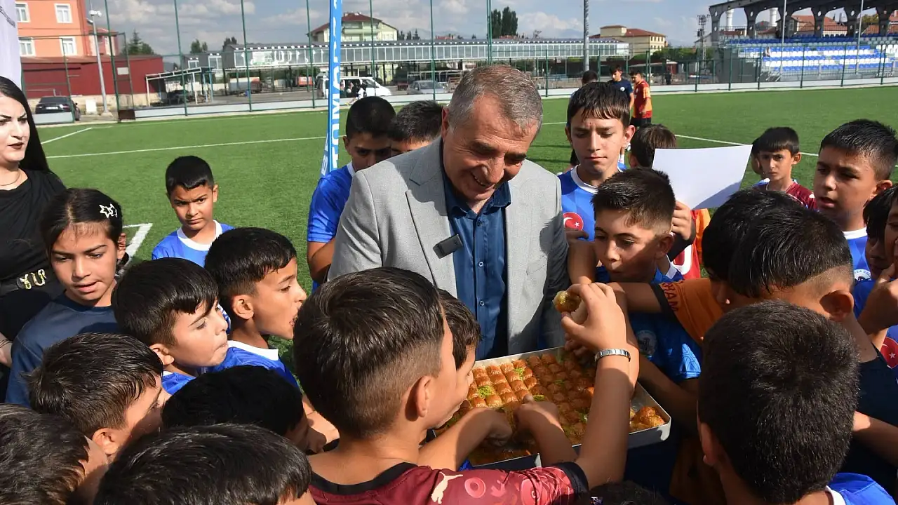 Tomarza'da geleceğin yıldızları sahaya çıktı! İlk başarılarını böyle taçlandırdılar