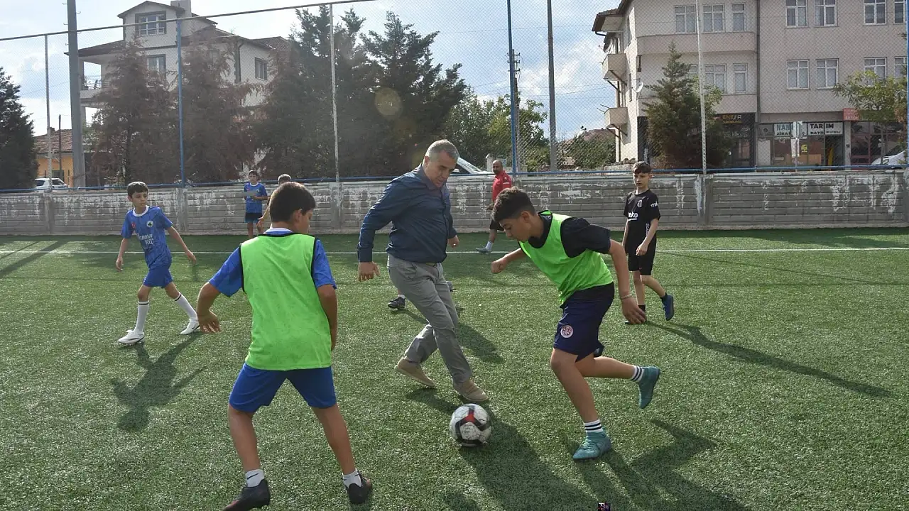 Tomarza'da geleceğin yıldızları sahaya çıktı! İlk başarılarını böyle taçlandırdılar