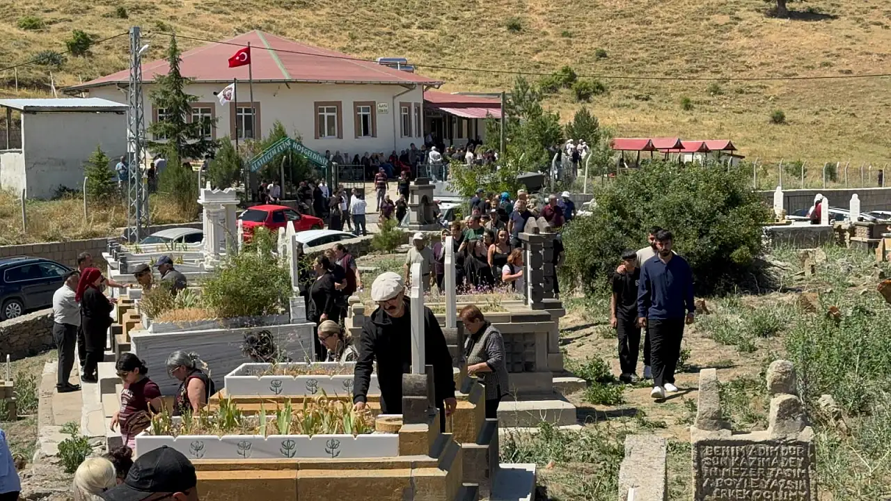 Kayseri'de alevi toplumu geleneksel anma töreninde bir araya geldi