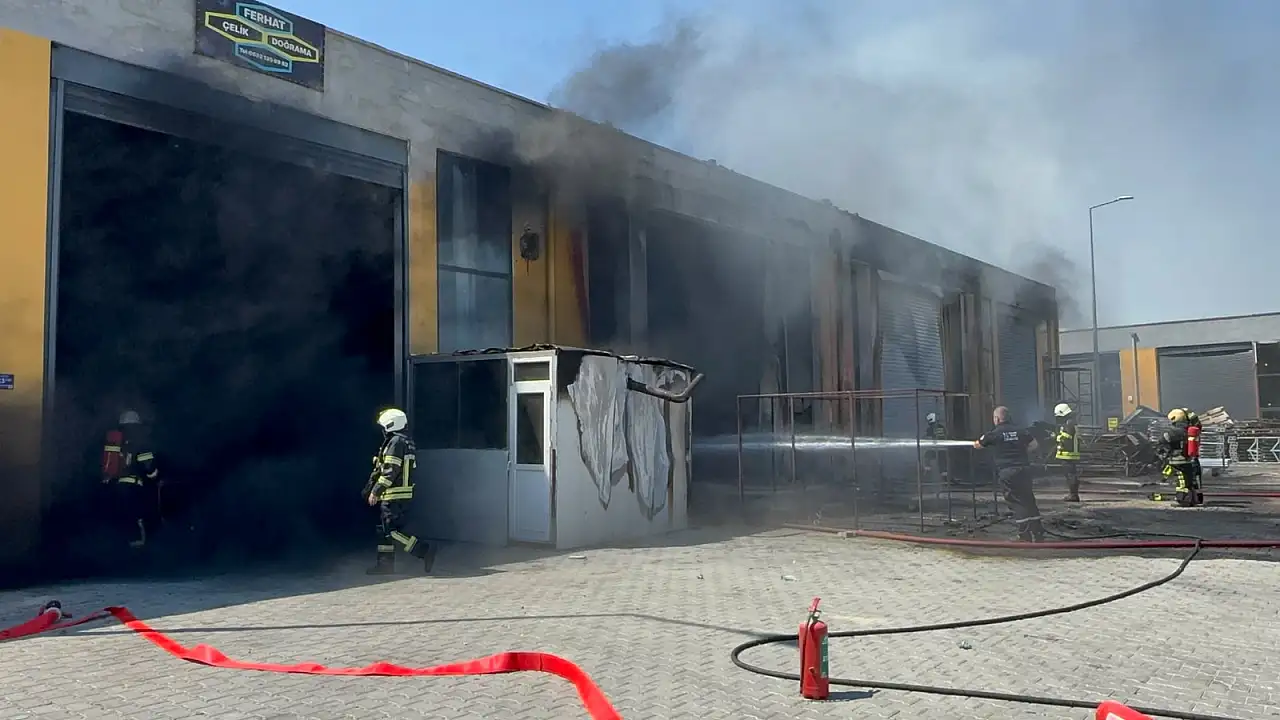 Kayseri'de Sanayi Sitesini duman kapladı! Sünger atölyesinde korkutan yangın