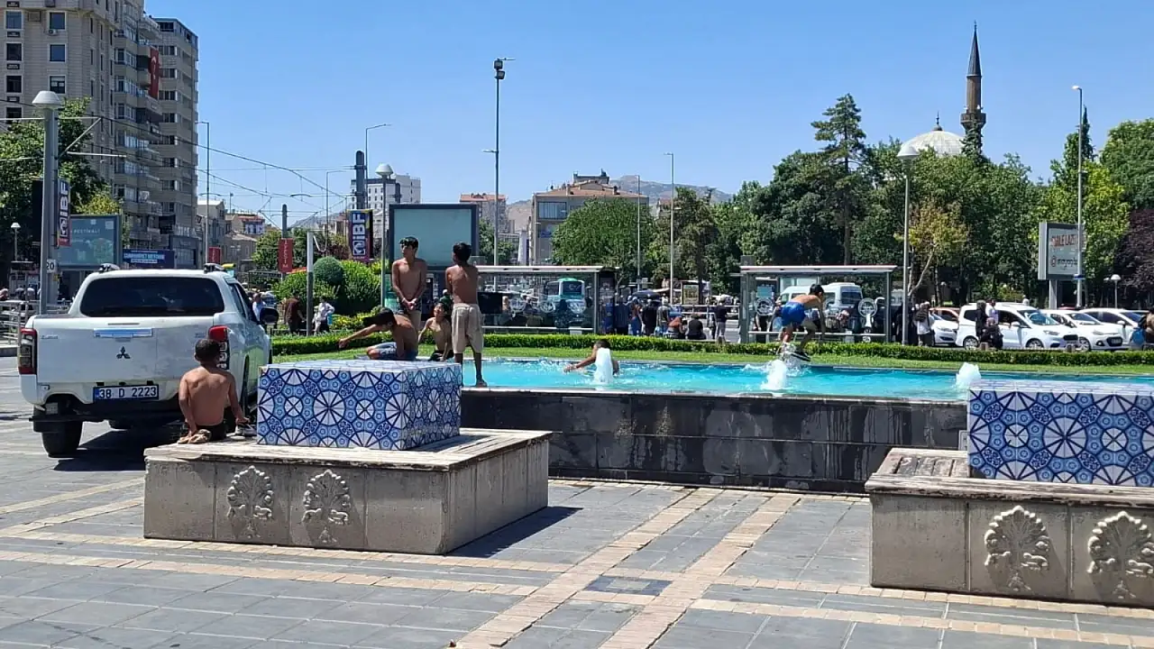 Kayseri'de sıcaklar bastırdı! Cumhuriyet Meydanı'nda yaz klasiği geri döndü