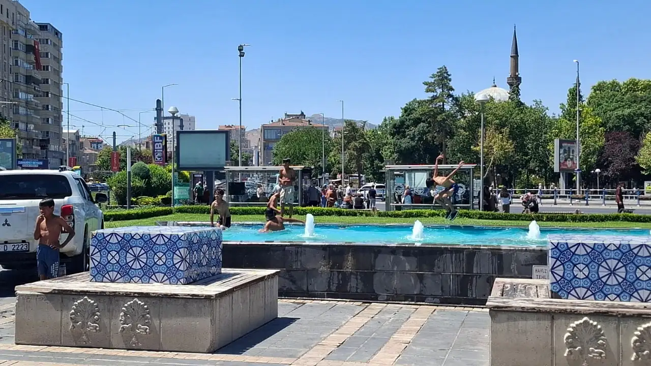 Kayseri'de sıcaklar bastırdı! Cumhuriyet Meydanı'nda yaz klasiği geri döndü
