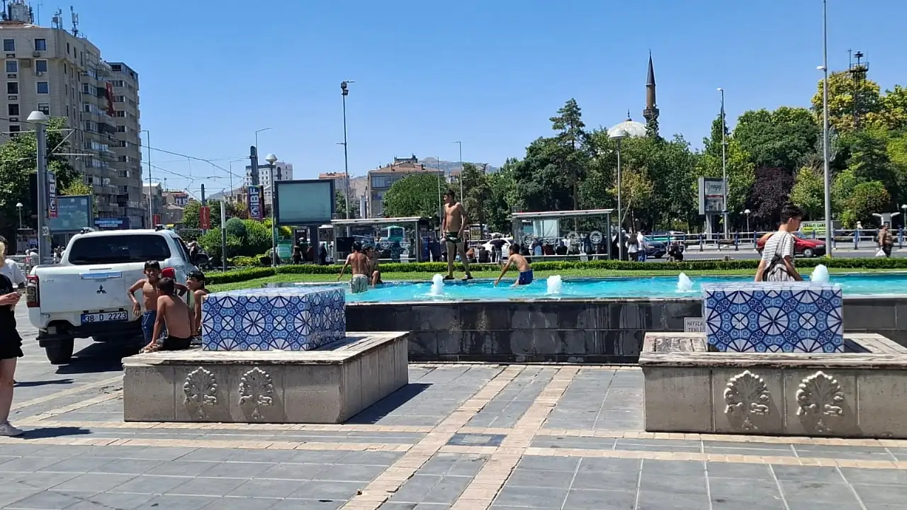 Kayseri'de sıcaklar bastırdı! Cumhuriyet Meydanı'nda yaz klasiği geri döndü