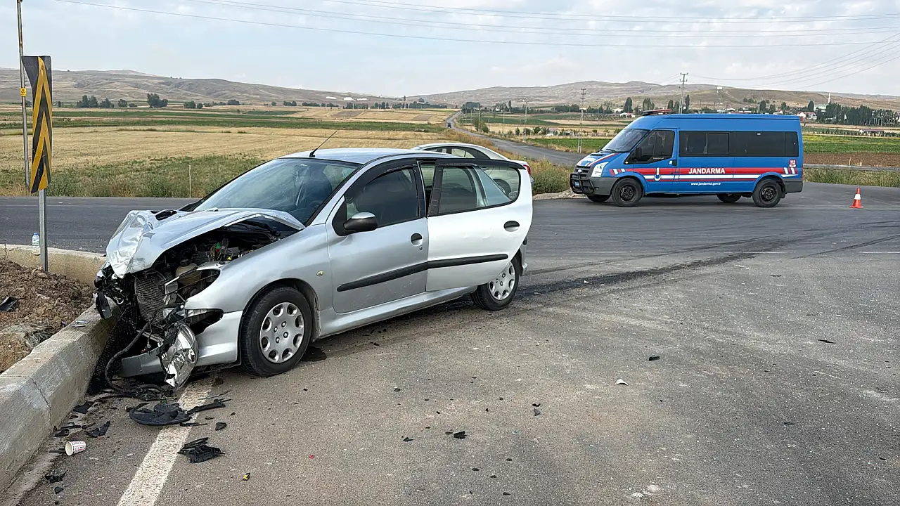 Otomobiller kavşakta çarpıştı: 4 kişi yaralandı