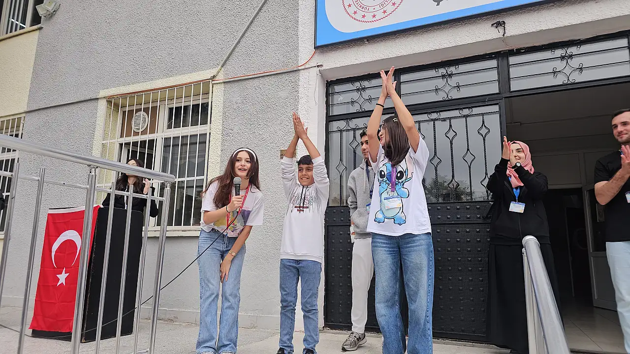 Üniversitelilerden minik öğrencilere renkli eğitim