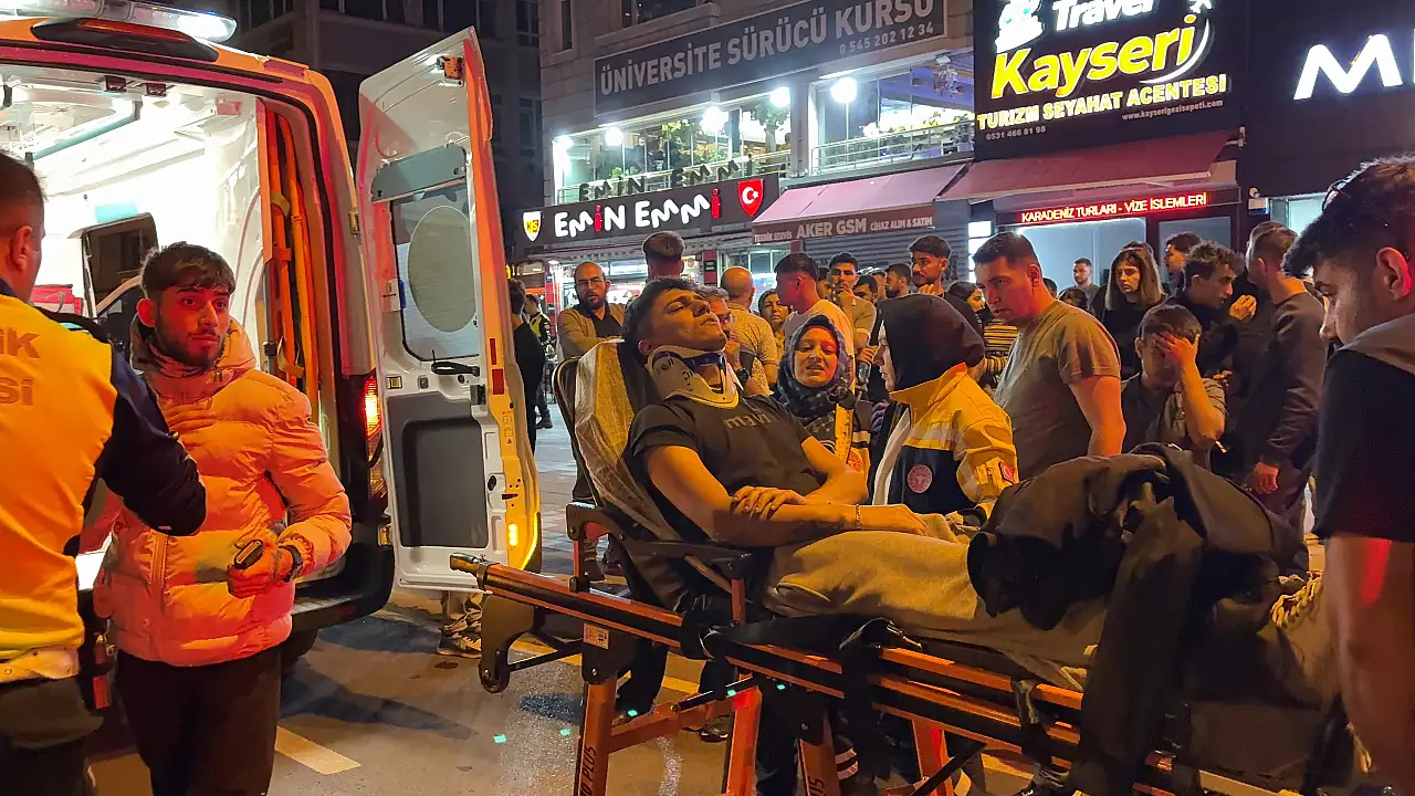 Sivas Caddesi'nde çok sayıda yaralı: Demir bariyerlerden yola atlayan çocuk kazayı beraberinde getirdi!