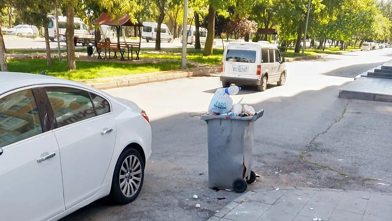 Kayseri'de cadde üzerinde dikkat çeken görüntü: 3 gündür aynı manzara!