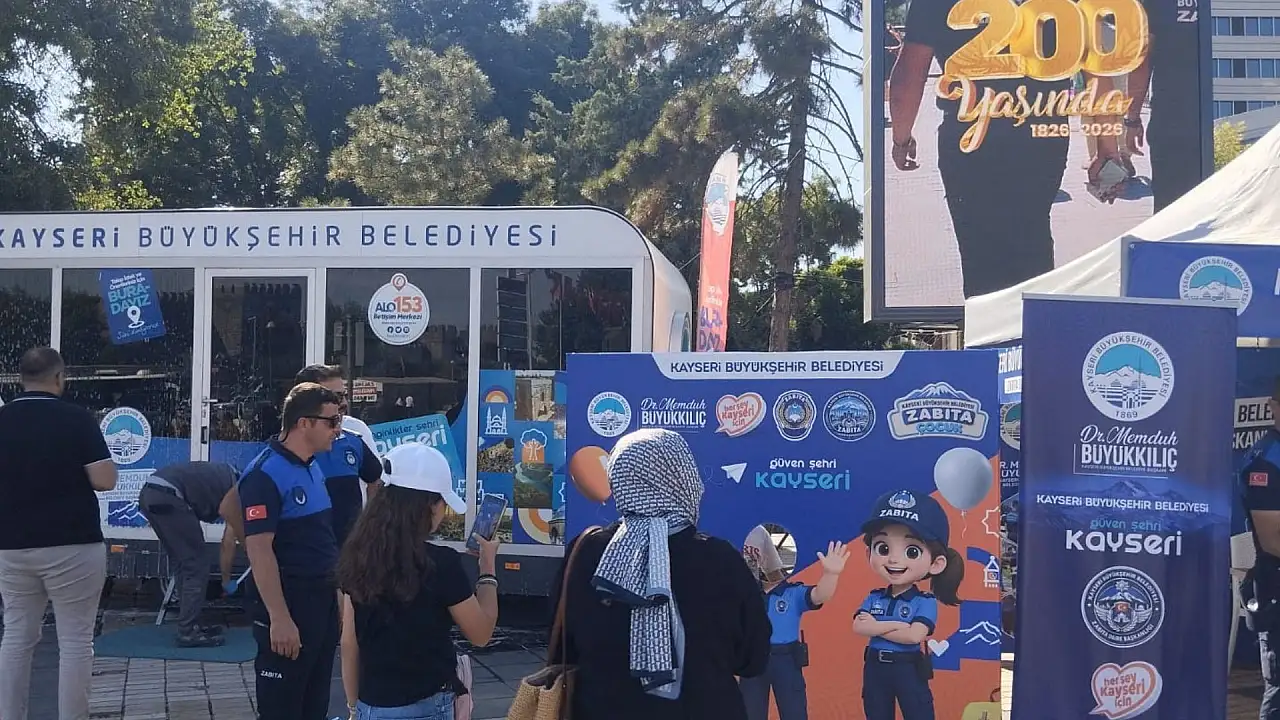 Kayseri'de zabıta haftasına özel, Cumhuriyet Meydanı'nda ikramlar dağıtılıyor!
