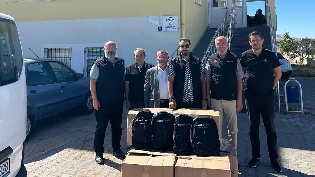 Kayseri'de bin öğrenciye sürpriz! Tek tek dağıtıldı