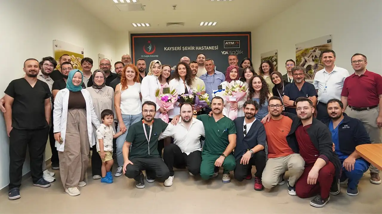 Kayseri Şehir Hastanesi'nde 3 kadın hekim aynı anda başardı!