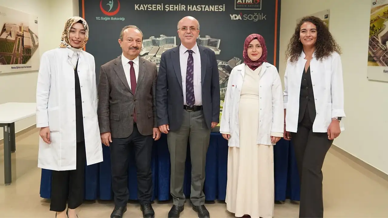 Kayseri Şehir Hastanesi'nde 3 kadın hekim aynı anda başardı!