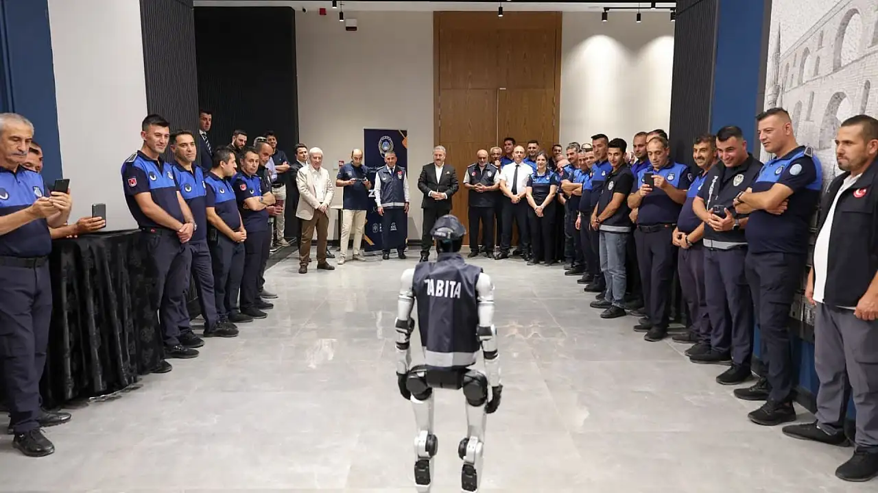 Kayseri'de bir ilk! İnsansı robot zabıtaya eşlik edecek