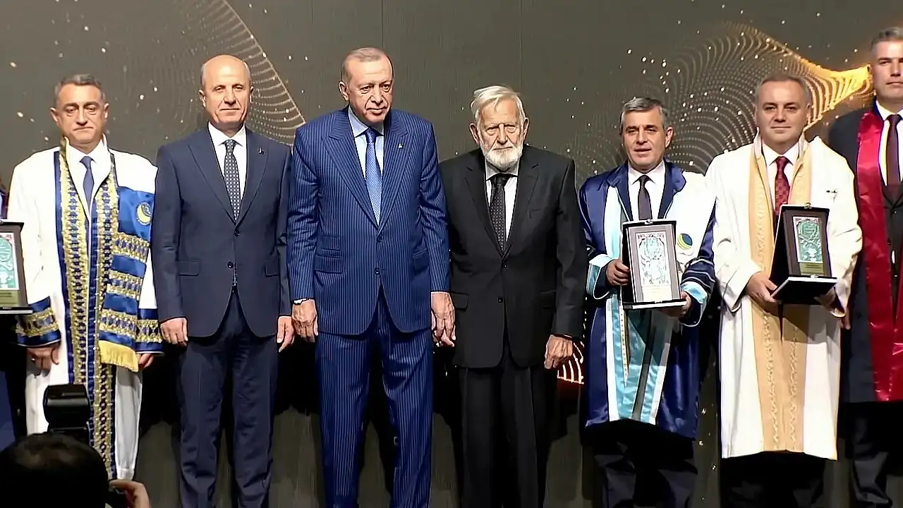 Dün Erdoğan'ın elinden ödülü aldılar: Bugün Kayseri'de bu mesaj dikkat çekiyor!