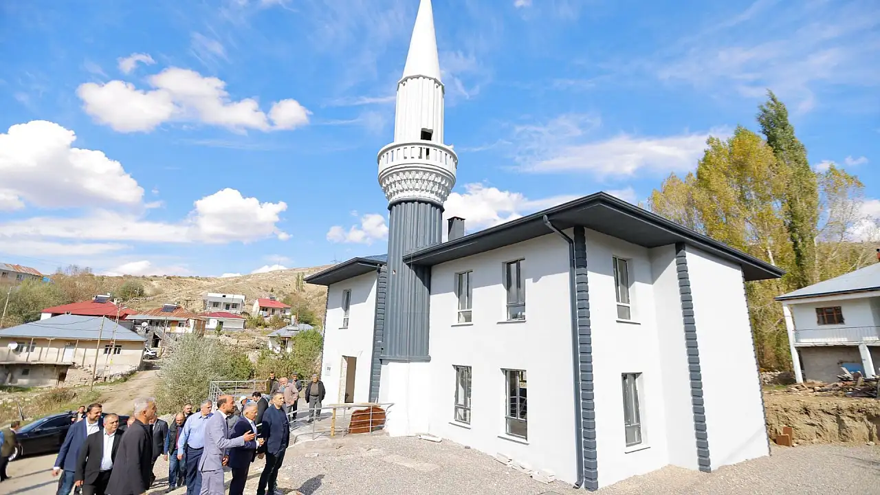 Depremde yıkılan cami yeniden ibadete kazandırıldı!