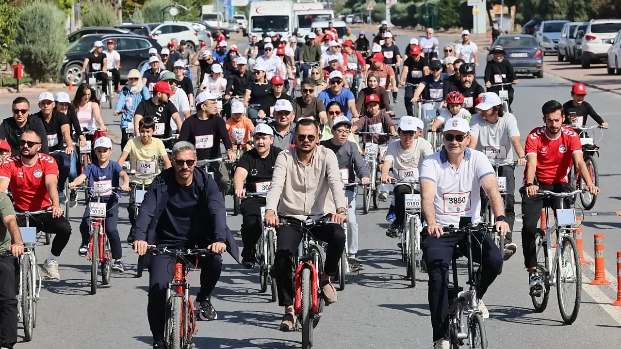 Kayseri'de doktorlar sağlık için pedal çevirdi!
