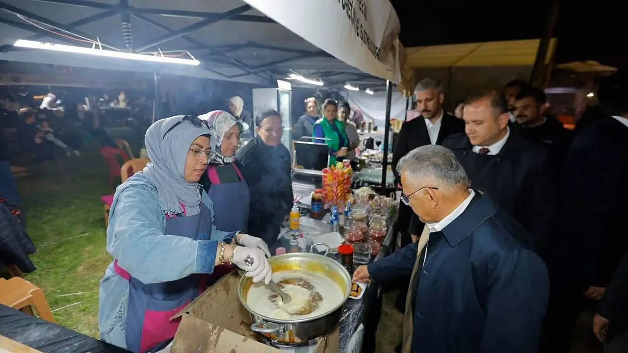 Gastronomi Günleri'nde renkli buluşma! Başkan Büyükkılıç vatandaşlarla bir araya geldi