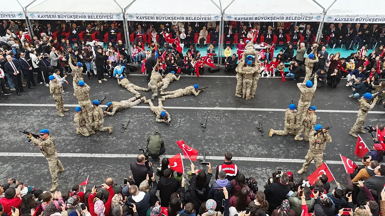 Kayseri'de komandoların gösterisi nefes kesti!