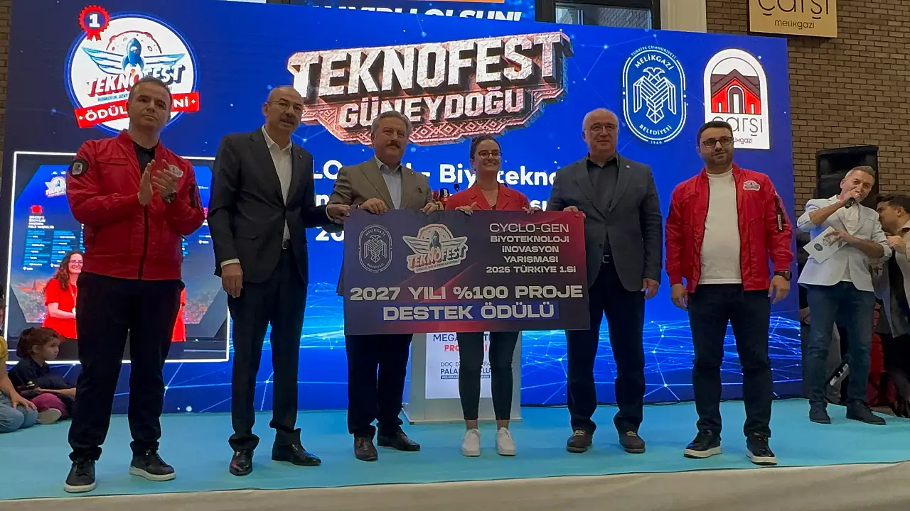 Kayseri'de insansı robot MEGA sahneye çıktı!