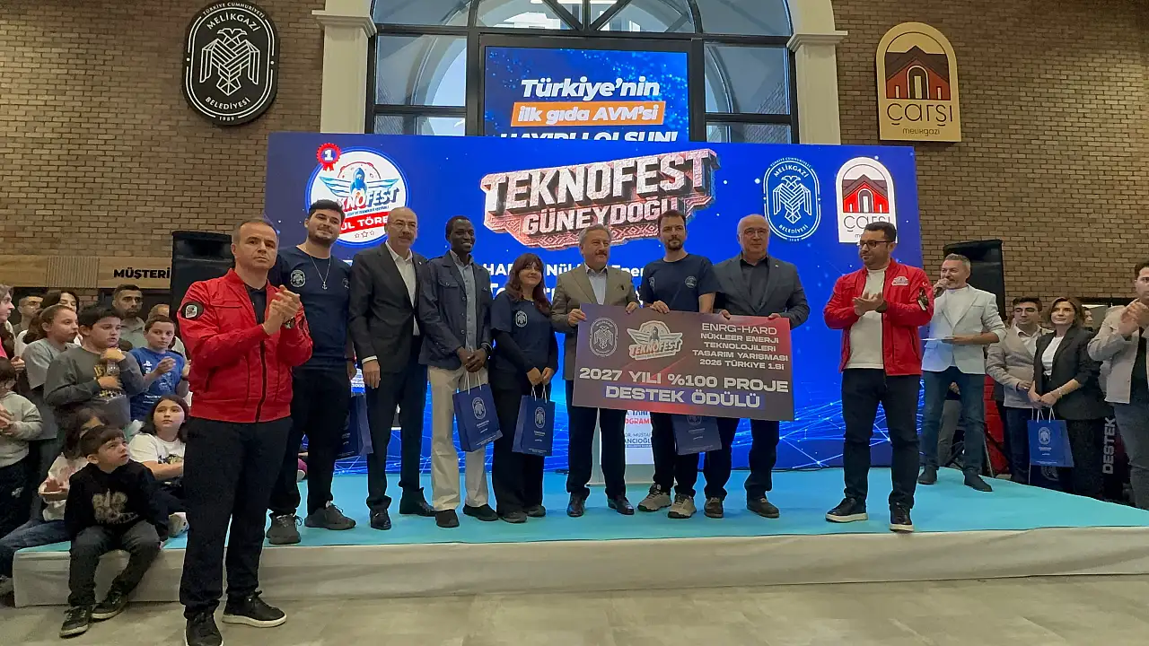 Kayseri'de insansı robot MEGA sahneye çıktı!