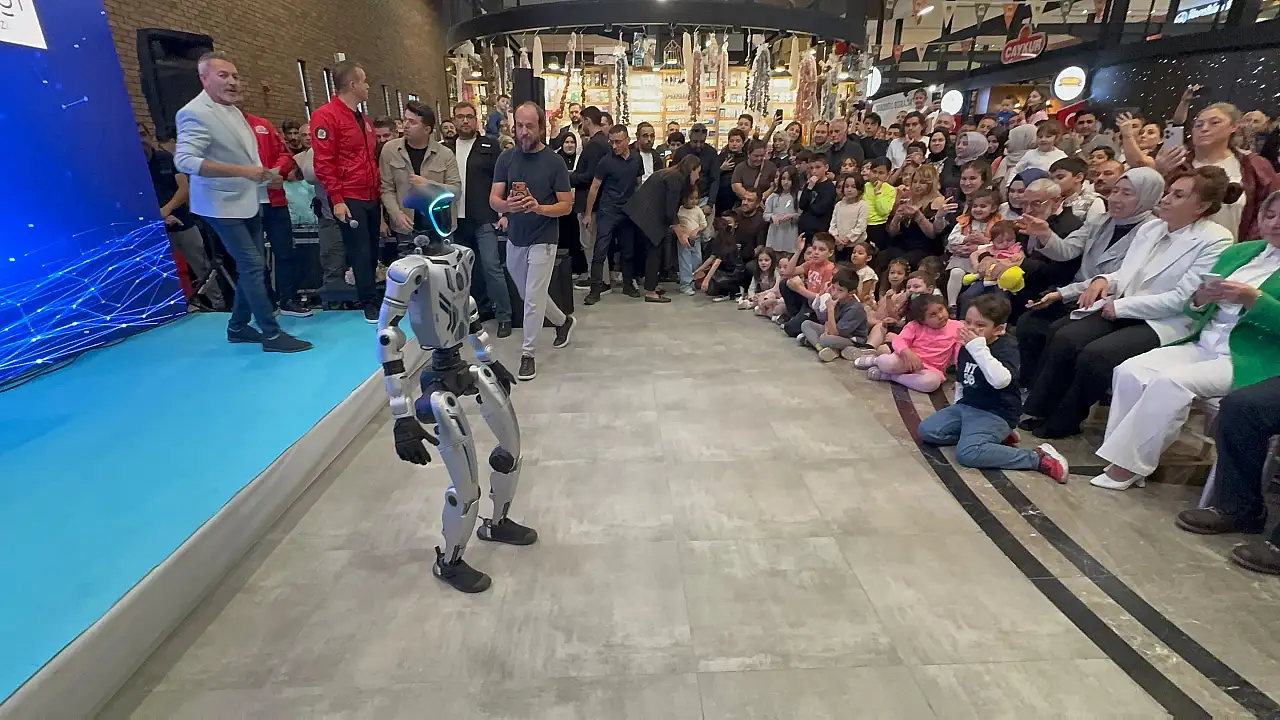 Kayseri'de insansı robot MEGA sahneye çıktı!