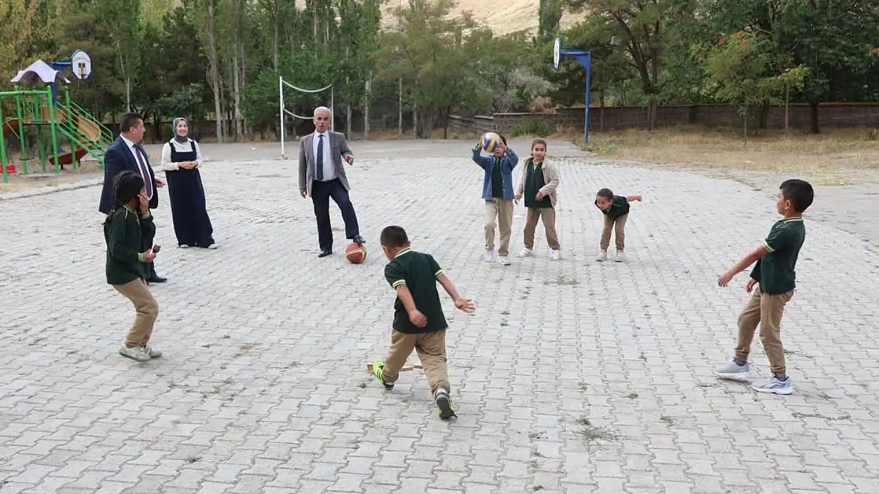 Yeşilhisar'da öğrencileri sevindiren ziyaret! Bozdağ oyuna ortak oldu