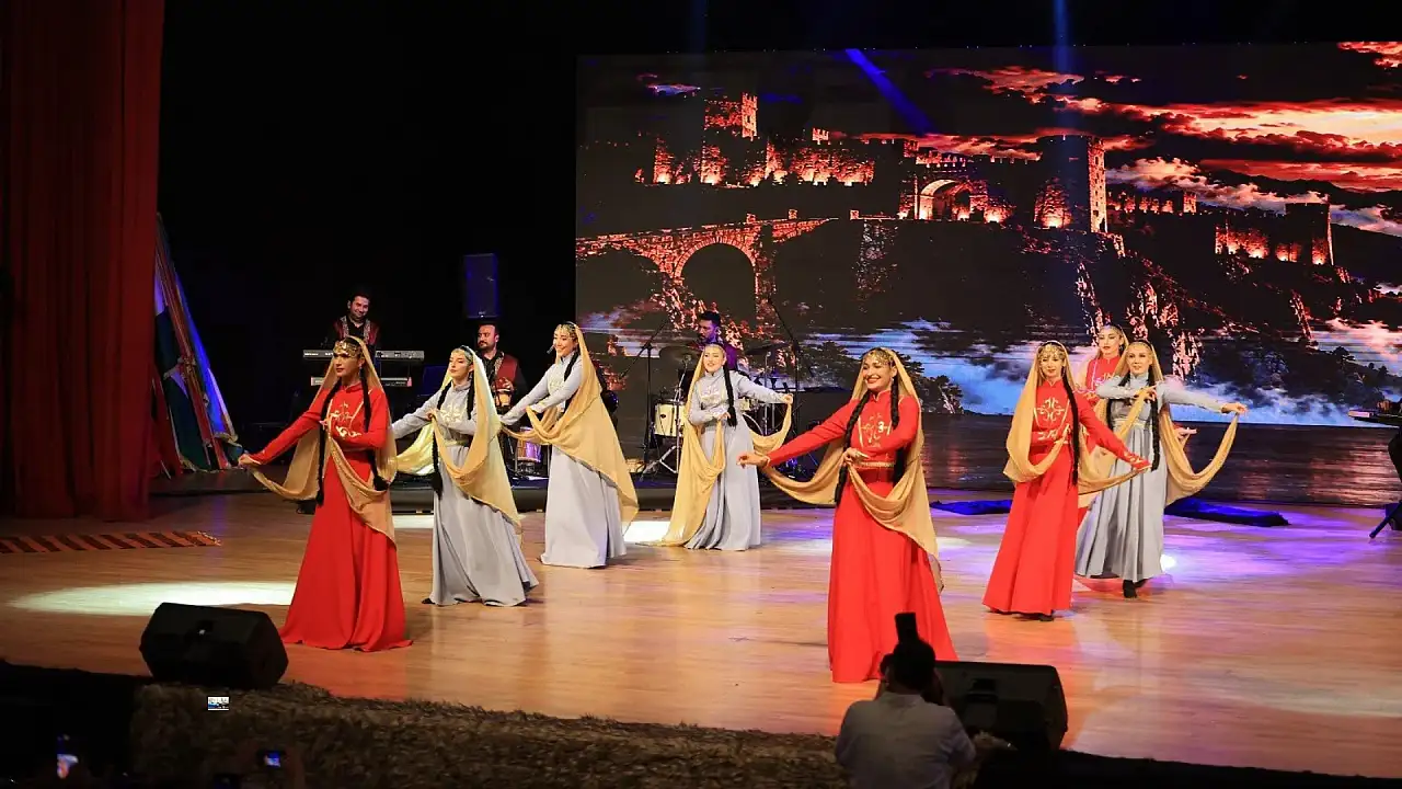 Kayseri'de unutulmaz gece! Türk dünyasının ezgileri salonu coşturdu