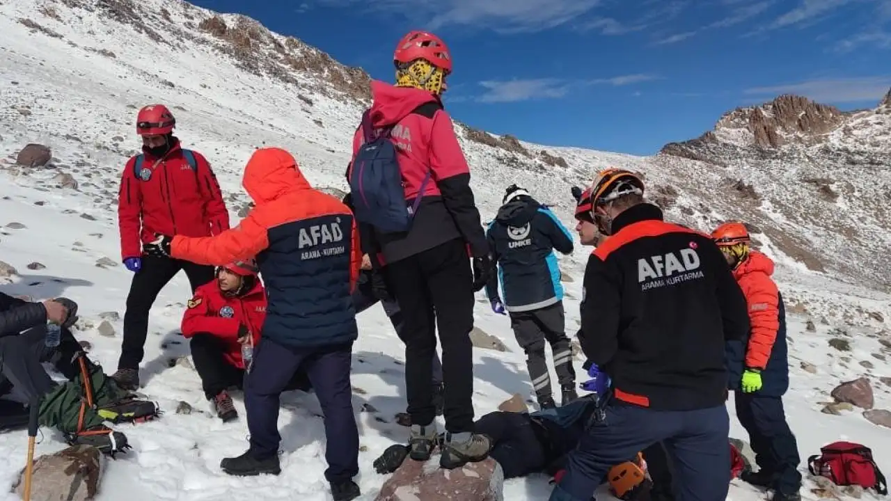 Erciyes'te hayatını kaybeden dağcıya yürek burkan veda! Tabutunun üzerindeki ayrıntı duygulandırdı