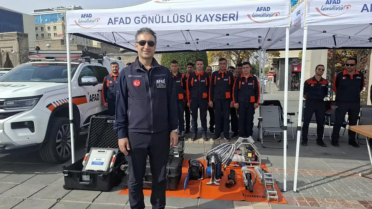 Kayseri Cumhuriyet Meydanı'nda deprem anını yaşadılar!