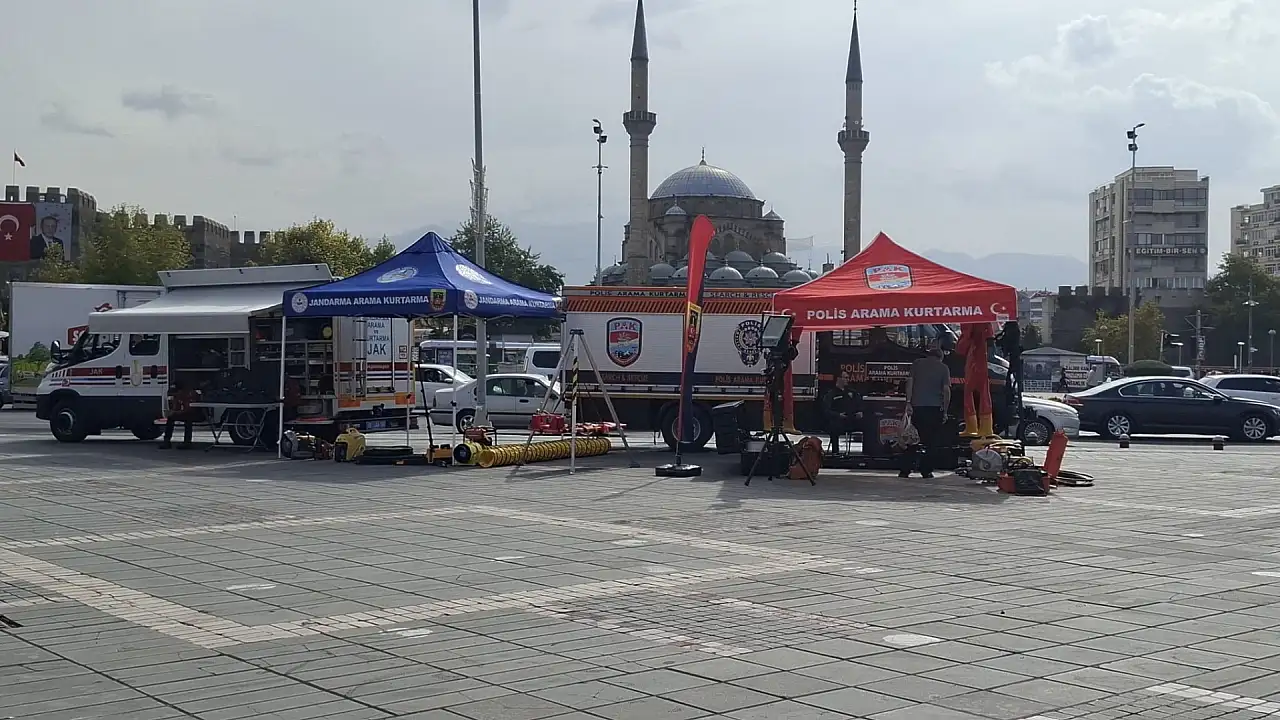 Kayseri Cumhuriyet Meydanı'nda deprem anını yaşadılar!