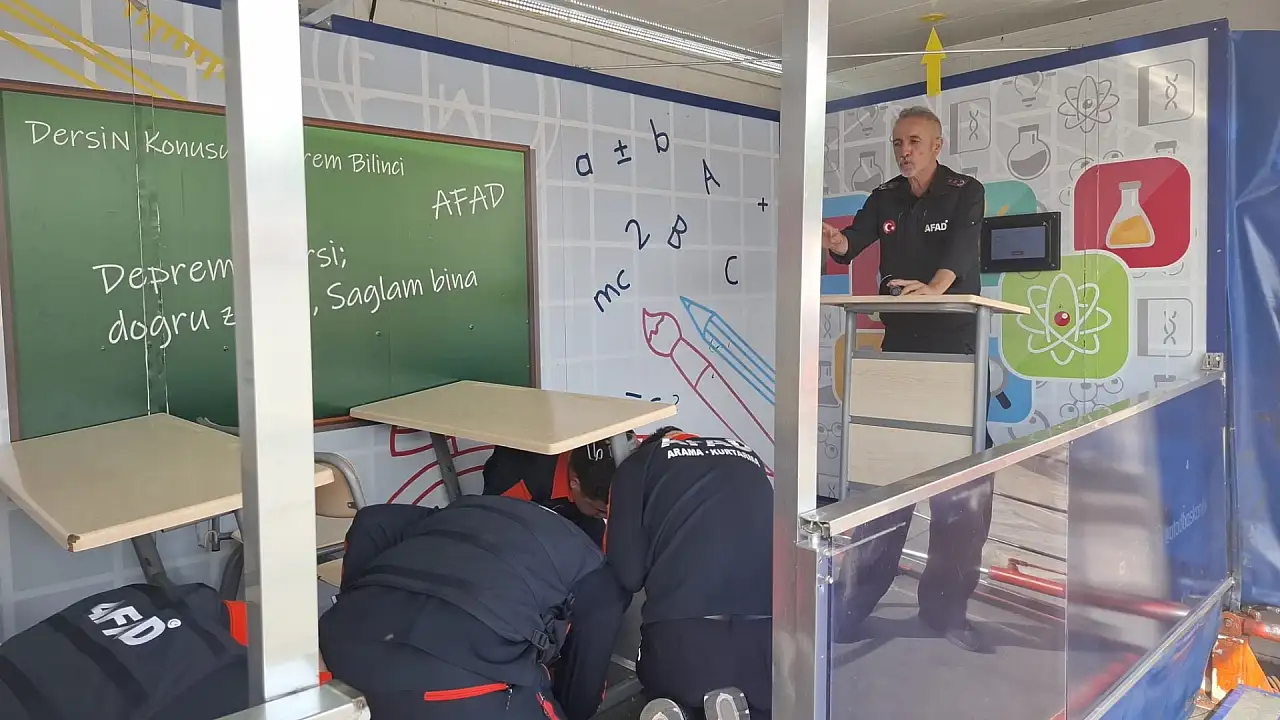 Kayseri Cumhuriyet Meydanı'nda deprem anını yaşadılar!