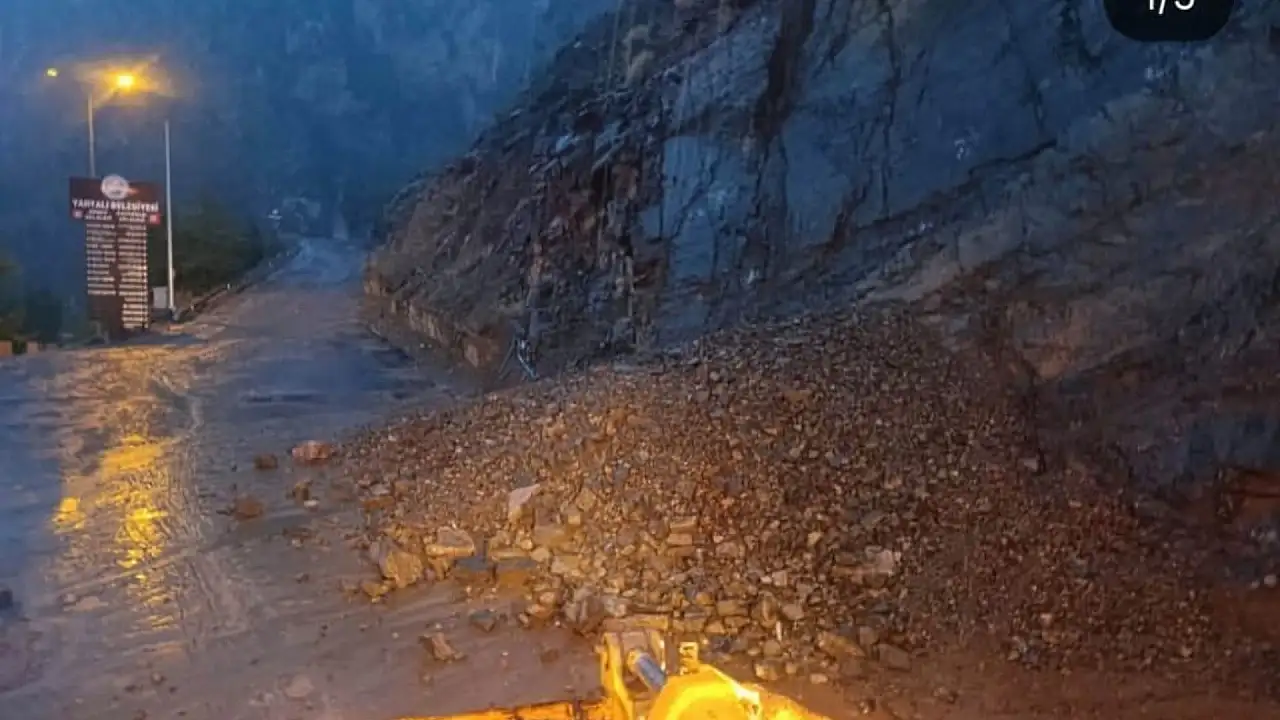 Kayseri'de sel yolu kapattı: Ekipler gece gündüz çalıştı