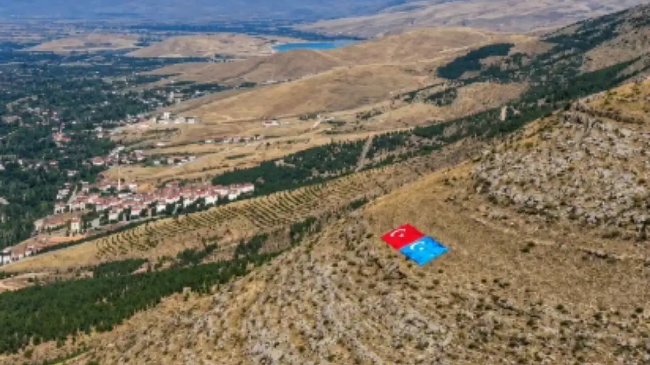 Kayseri'nin o ilçesinde dev bayraklar açıldı! Nedeni ortaya çıktı