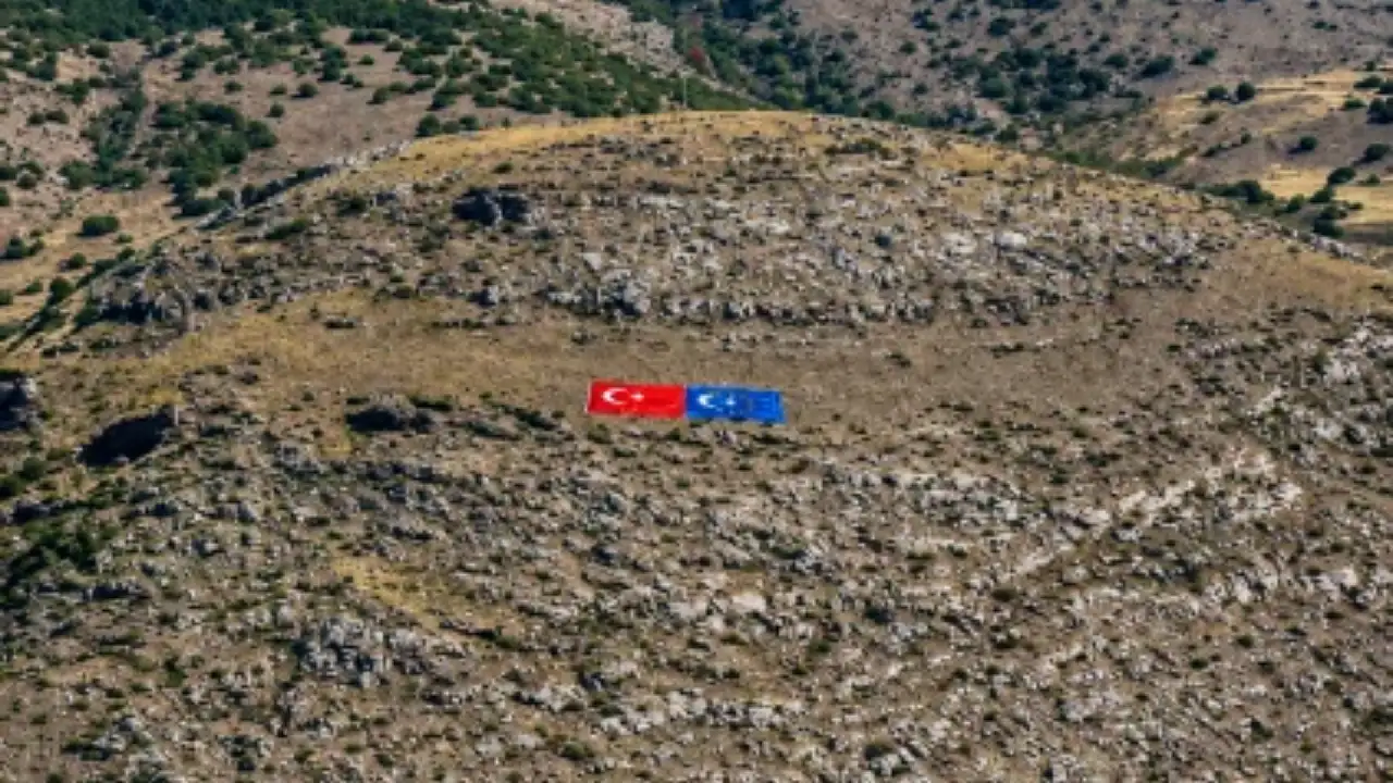 Kayseri'nin o ilçesinde dev bayraklar açıldı! Nedeni ortaya çıktı