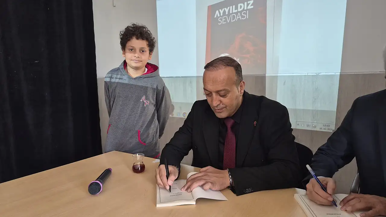 Şair Hacı Kısır, 'Ay Yıldız Sevdası' kitabını imzaladı