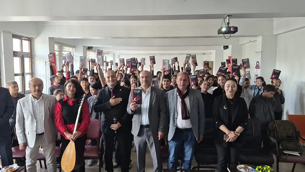 Şair Hacı Kısır, 'Ay Yıldız Sevdası' kitabını imzaladı