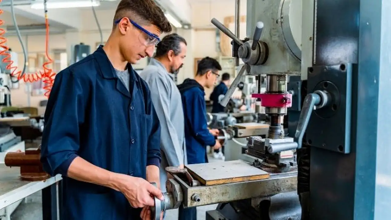 Milletvekili Cıngı'dan ailelere çağrı: Çocuklarınızı meslek liselerine yönlendirin