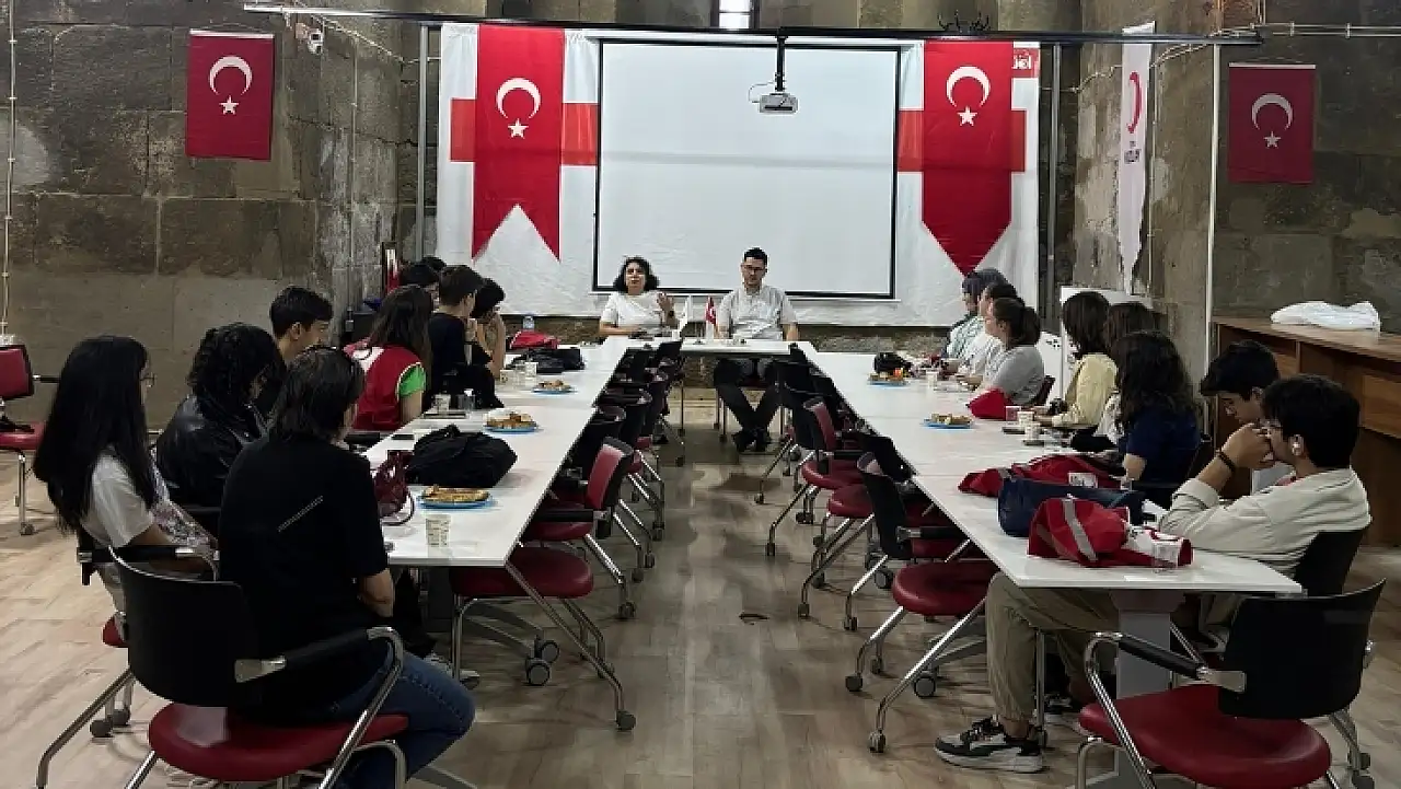 Avukatlar ve mühendisler gençlerle buluştu: Kayseri'de ilham veren oturumlar