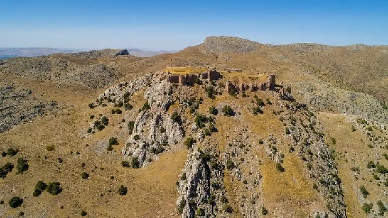 Kayseri'nin zirvesinde bir Bizans mirası: 13 kuleli tarihi kale!