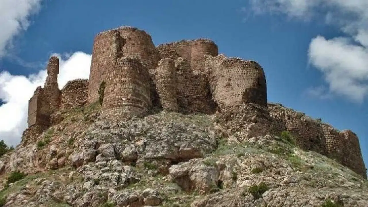 Kayseri'nin zirvesinde bir Bizans mirası: 13 kuleli tarihi kale!