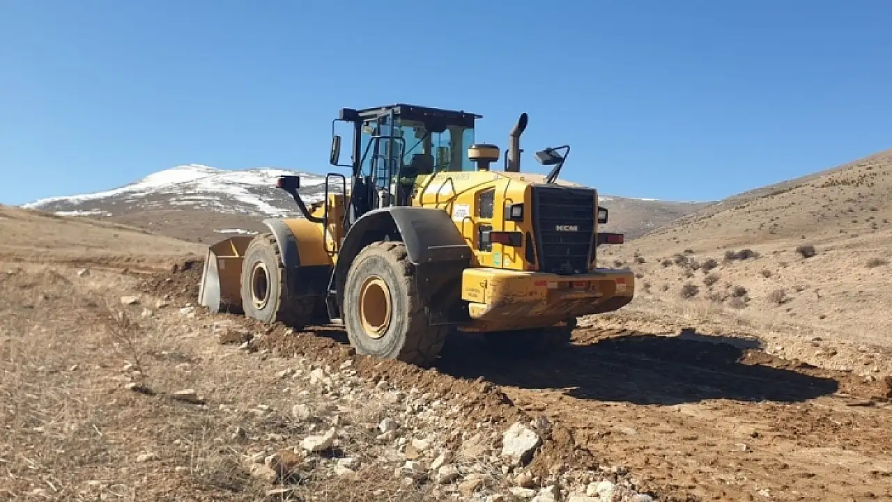 Kayseri'de ekipler sahada: Bozulan yol yeniden düzenleniyor