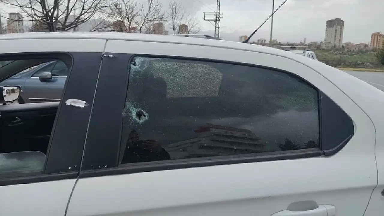 Kayseri'de silahlı kavga: Kurşunlar araçlara isabet etti