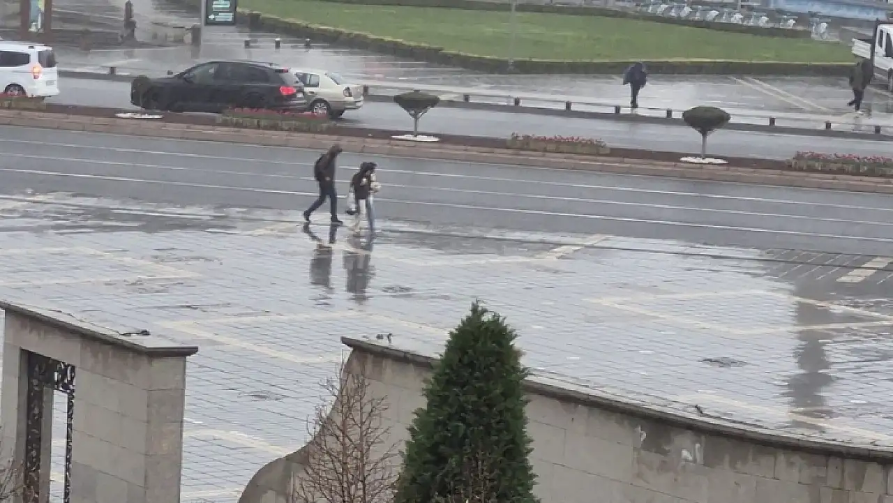 Meteoroloji parçalı bulutlu dedi, Kayseri'de ortalık bir anda karıştı