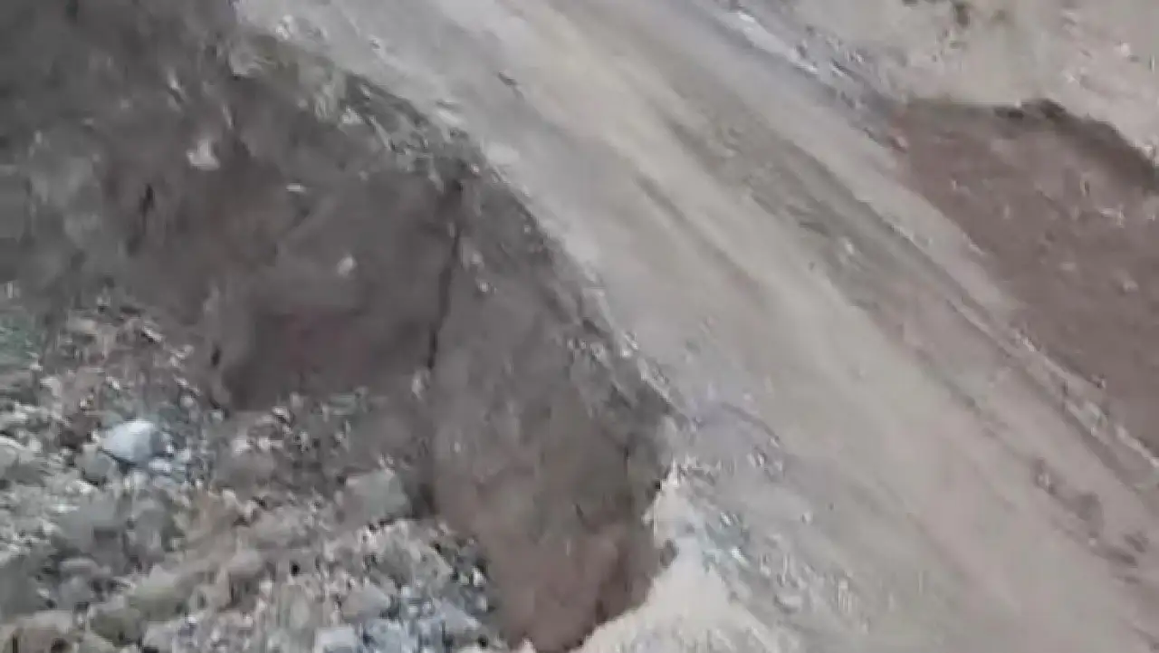 Kayseri'de selin ardından yol çöktü, mahalleli beklemede!