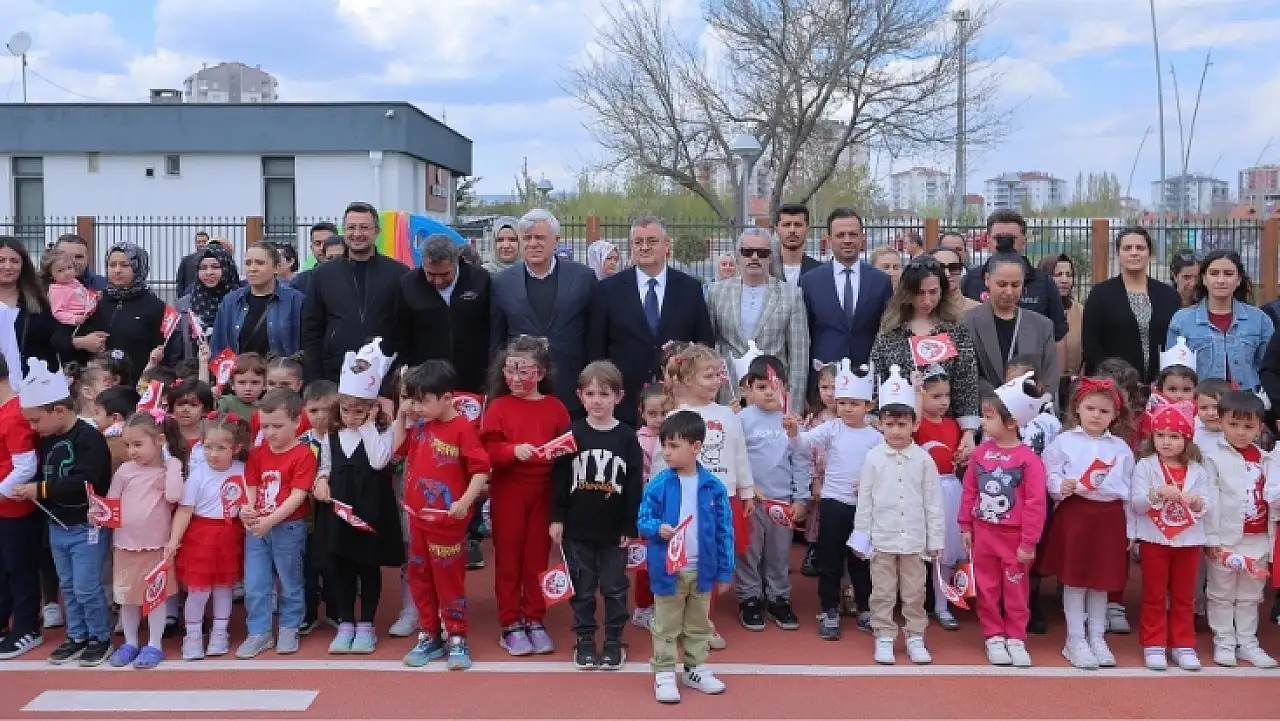 Kayseri'de 23 Nisan coşkusu kütüphaneye taşındı